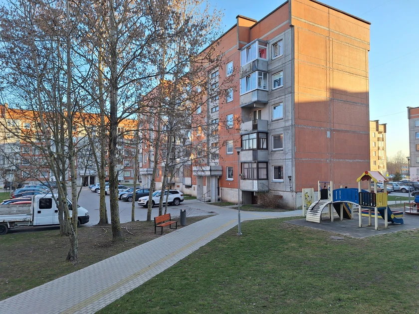  3-JŲ KAMBARIŲ BUTAS SU HOLU ŠILUTĖJE LAUKIA JŪSŲ!
