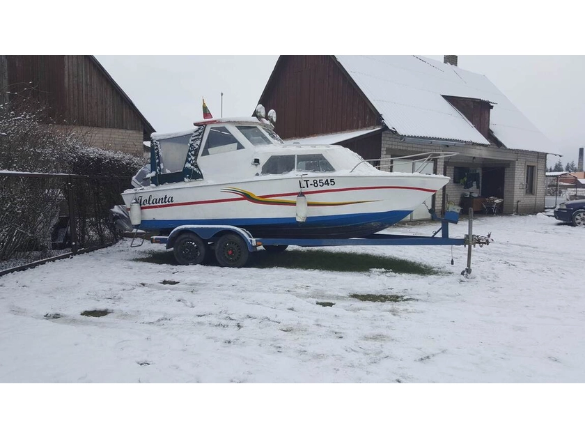  Nedidelis 6-vietis kateriukas su traliuku ir varikliu