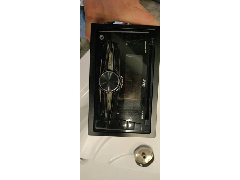  Automagnetola JVC KW-R520 – garsas kaip kino salėje