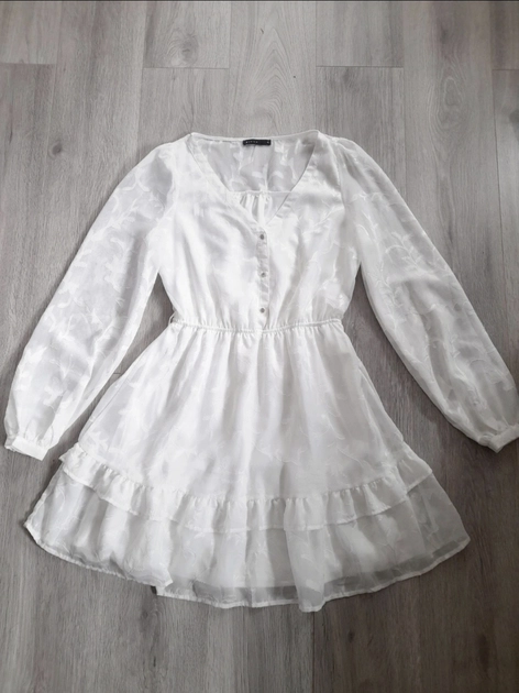  Balta puošni suknelė šventėms - išskirtinė elegancija!