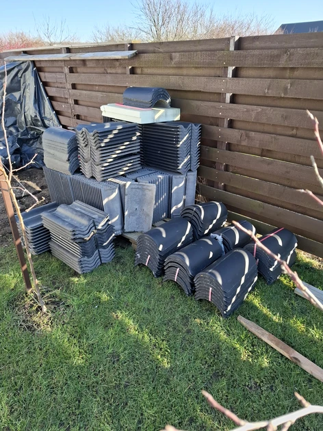  Čerpes ir kraigus pigiai! 90vnt juodų betoninių čerpių už 100€