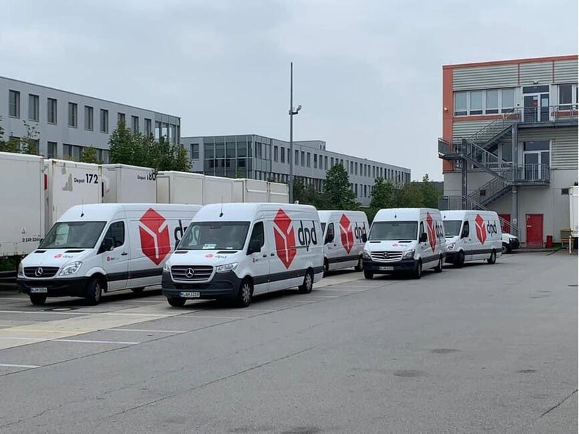  Dirbk kurjeriu Miunchene su naujomis Mercedes mašinomis