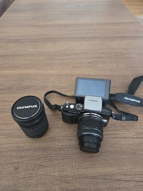  Parduodu fotoaparatą su objektyvu ir visais priedais!