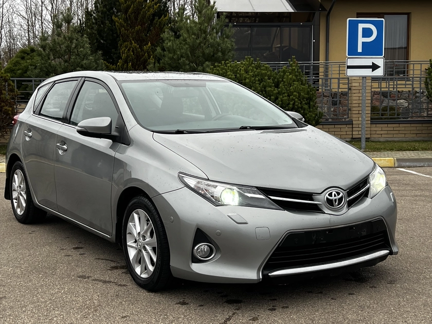  PARDAVIMAS IŠSIMOKĖTINAI – TVARKINGA Toyota Auris 2013m!||Lizingas ir keitimas į pigesnį automobilį – patrauklios galimybės!