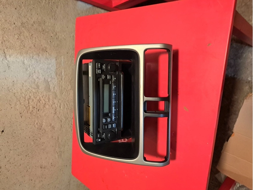 Parduodu HONDA CRV II automagnetolą su rėmeliu