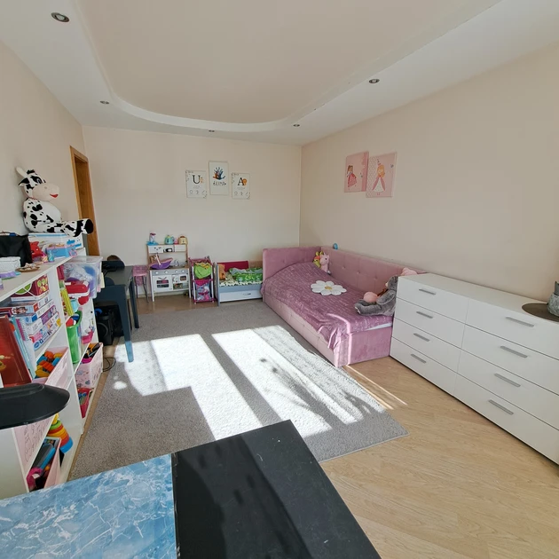  2 kambarių butas su didžiuoju holu ir panorama;Saulėtas, šiltas ir patogus šalia miesto centro;Erdvi vonia ir balkonas – mėgaukitės komfortu;Strategiškai patogi vieta vaikams ir šeimai;Mažoji renovacija garantuoja modernumą;Puiki automobilių stovėjimo aikštelė;Paliekame baldus – pasiruoškite gyventi;Kaina derinama su rimtu pirkeju;Nuostabi vieta net vasarą neįkaista;Puikus pasirinkimas šeimai ar investicijai