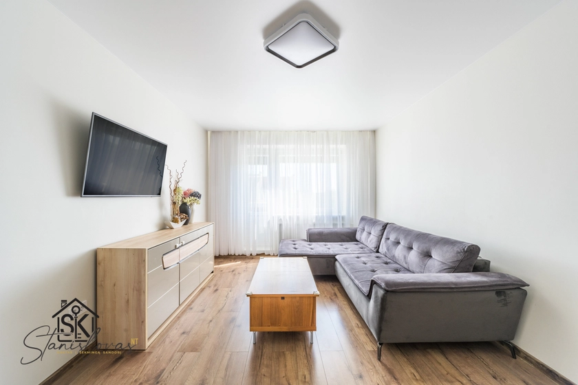 parduodamas 3 kambarių su holu butas Šilutėje patogus išplanavimas ir balkonai||šviesus 77,6 kv.m butas Šilutėje su rūsiu ir moderniu šildymu||erdvus 3 kambarių butas Šilutėje su įstiklintu balkonu ir automobilių stovėjata||modernus Šilutėje 3 kambarių butas su šilumos siurbliu ir patogumais||parduodamas Šilutės 3 kambarių butas su baliono erdve ir baldais||komfortiškas būstas Šilutėje, 3 kambariai su holu ir rūsiu||šviesus butas Liepų g. Šilutėje su lauko ir stogo balkonais||patogus 3 kambarių būstas su autoparku ir arti parko Šilutėje