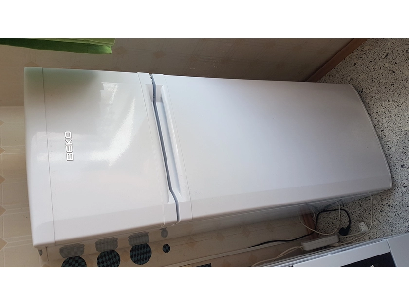  Parduodu naudotą šaldytuvą už 20€ ir dvi liustras po 3€