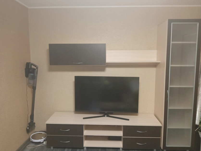  Parduodu didelę sekcijos plotis 236cm, aukštos vitrinos 210cm kaina 100€