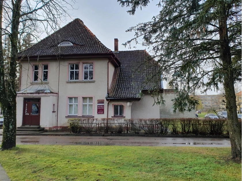  Šilutės centre visas I aukštas – 92 kv.m. + 16 kv.m. rūsys