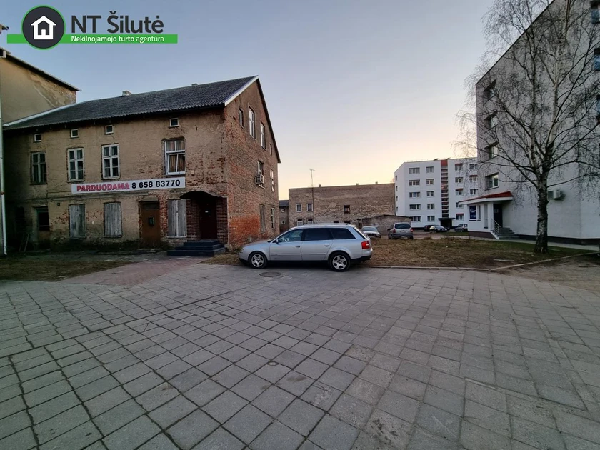  Šilutės centre parduodamas pastatas su 5 butais