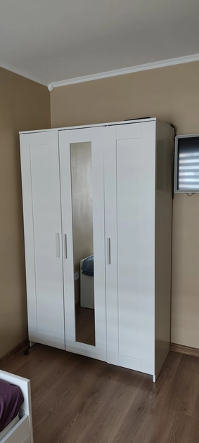  Tvirta 3 durų spinta už 100 EUR – stilingas pasirinkimas!