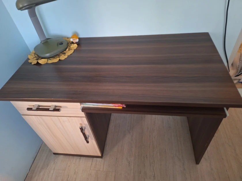  Sutaupykite vietos su funkcionalia spinta ir rašomu stalu!