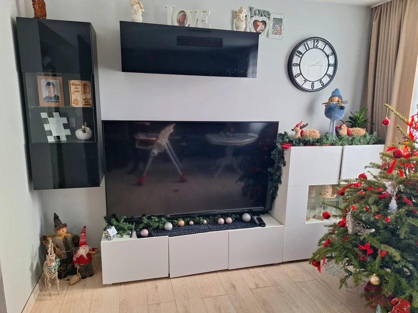  Svetainės baldai pigiau: stilizuotos spinteles!