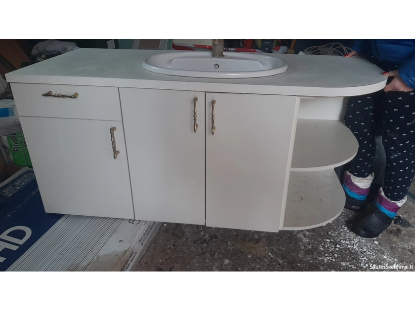  Talpi vonios spintele su kriaukle ir maišytuvu