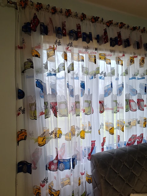  Vaikiškos užuolaidos su mašinom – spalvinga žaisminga detalė!