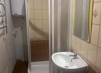 Erdvūs kambariai ir moderni virtuvė šiame bute