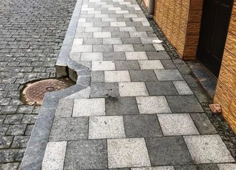 Akmeninės trinkelės ir plytelės iš Ukrainos granito