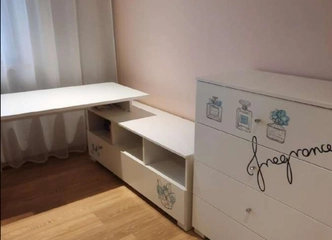 Taupymas ir kokybė: naudotas mergaitės kambario baldai puikios būklės