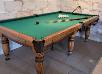 Išskirtinis ąžuolinis biliardo stalas su pilnu inventoriumi!