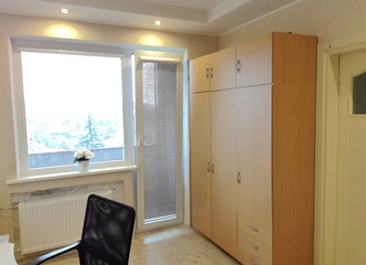 šiltas ir saulėtas butas pietryčių langais su vaizdu į Šyšos pylimą