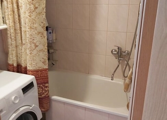 Butas su laminatu, sandėliuku ir stovėjimo aikštele