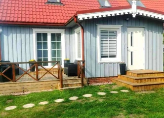 Įsigykite sodybos dalį su 107 m² namu ir erdviu ūkiniu pastatu