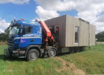 Trapių krovinių kėlimas su šakėmis ir traversais