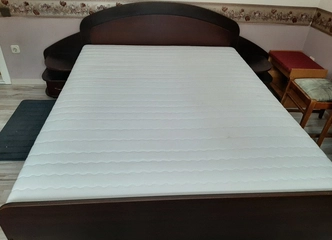 Dvigulė lova su patalynės dėže ir spintelėmis
