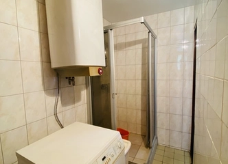 Erdvus namas su 11 arų sklypu ir sandėliais