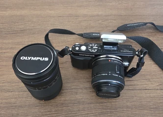 Puikiai veikiantis fotoaparatas su papildomu objektyvu!