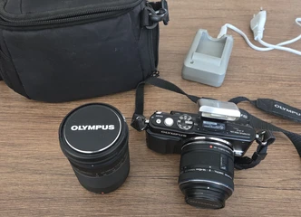Fotoaparatas su laidais ir pakrovėju: puikiai fotografuokite!