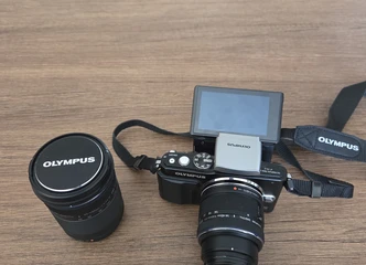 Parduodu fotoaparatą su objektyvu ir visais priedais!