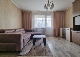 IŠNUOMOJAMAS BUTAS CENTRE: ĮSTIKLINTAS BALKONAS IR RŪSYS!