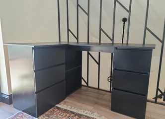 Juodas kampinis rašomasis stalas, kurio dydis 145x100x76 cm, puikus sprendimas darbo ar studijų erdvei