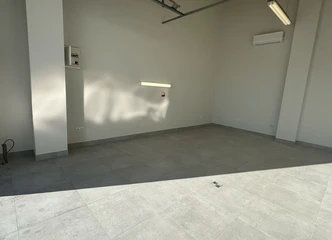 Garažas su aukštomis lubomis ir šiluma – naudokite patogiai!