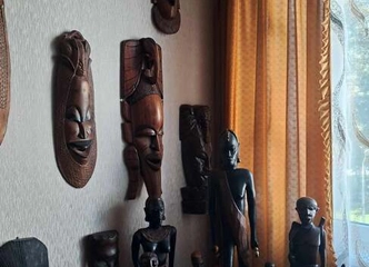 Kolekcija mėgėjams: kaukės, statulėlės, kriauklės
