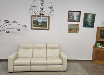 Kreminės spalvos sofa – komfortas ir stilius