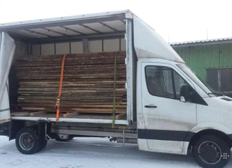 Krovinių pervežimas tentiniu automobiliu su liftu