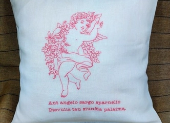 Ranku darbo lininiai užvalkaliukai su angelu