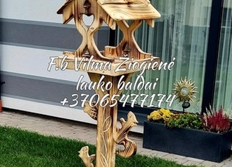Medinės lesyklės ir baldai - natūrali grožis jūsų namams