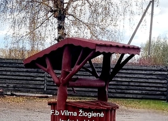 Mediniai baldai ir lesyklės - puikus derinys jūsų kiemui