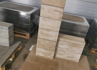 Modernios architektūros tvoros iš spalvoto betono