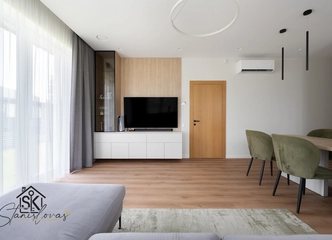 modernus būstas su stogine ir elektromobilio krovimu