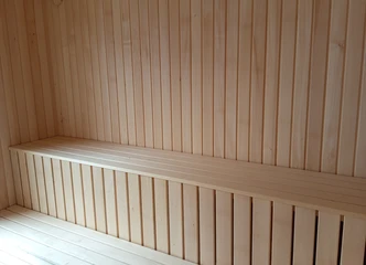 Modulinė pirtis su plytelių grindimis ir bituminiu stogu
