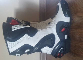 Įsigykite patikimus moto batus už 100€