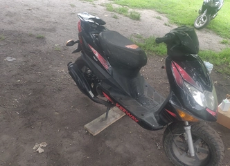 Motoroleris be dokumentų tiekiutas, be ribotuvo, mainų galimybė į krosinuką ar keturratį||Motoroleris su automatinė pavarų dėže, pigiai be dokumentų, galimi mainai į keturračius||Mažas greitis ir be dokumentų – ieškote mainų į krosinuką ar keturratį, be važiuojančios būsenos||Motoroleris be dokumentų ir ribotuvo, automatinė pavara, galimi mainai į keturračius ar krosinukus||Be dokumentų, mažas greitis, mainai į krosinuką ar keturratį, automatinė pavarų dėžė, už 150 €