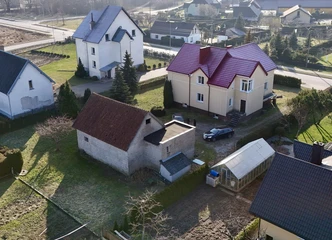 Patogus dviejų aukštų namas su visomis komunikacijomis!
