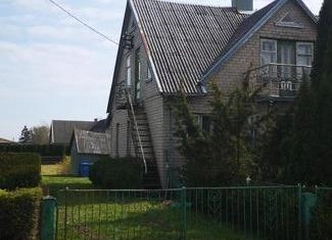Plytinis namas su žeme – puiki galimybė kurti svajonių namus!