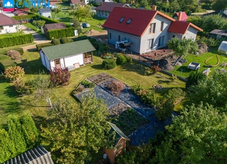 Netoli prekybos centrų ir mokyklų